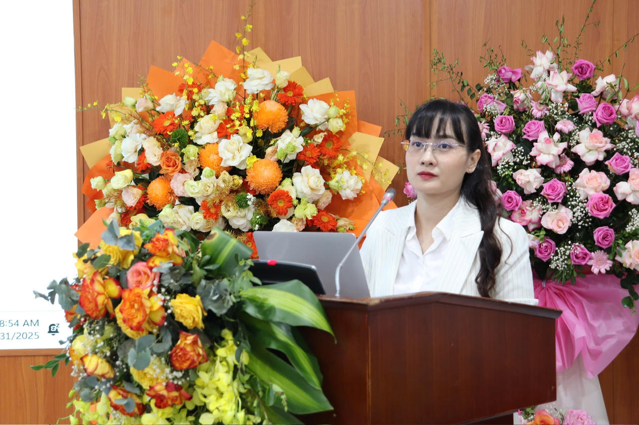 TS. Hà Thị Hoa Phượng phát biểu.