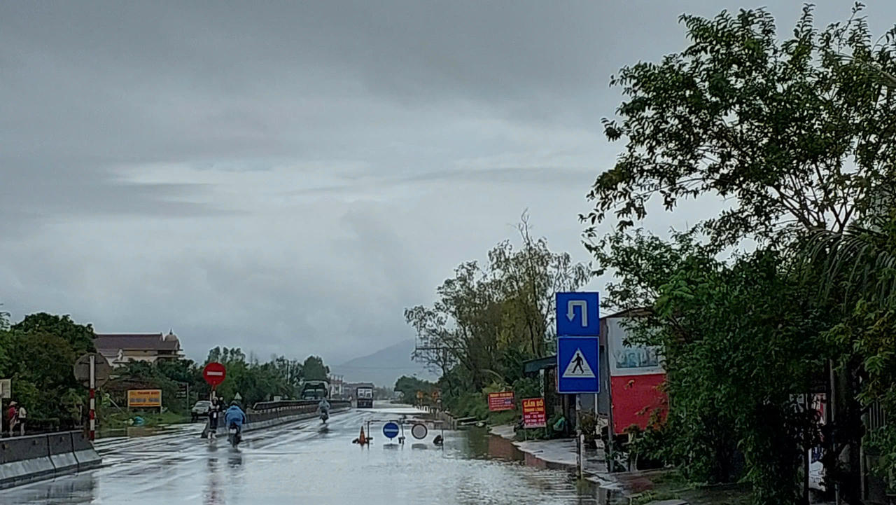 Quốc lộ 1 đoạn qua cầu Tú Loan, xã Quảng Trạch ngập cục bộ.