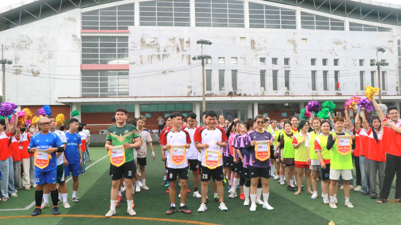 Giải đấu năm nay quy tụ nhiều đội bóng đến từ các doanh nghiệp, giảng viên, sinh viên...