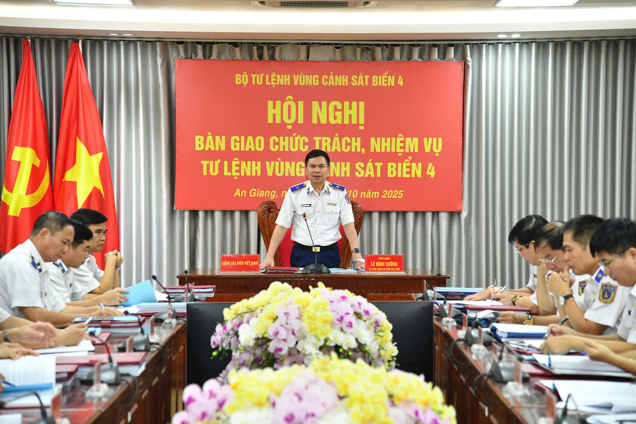 Thiếu tướng Lê Đình Cường - Tư lệnh Cảnh sát biển Việt Nam chủ trì Hội nghị bàn giao