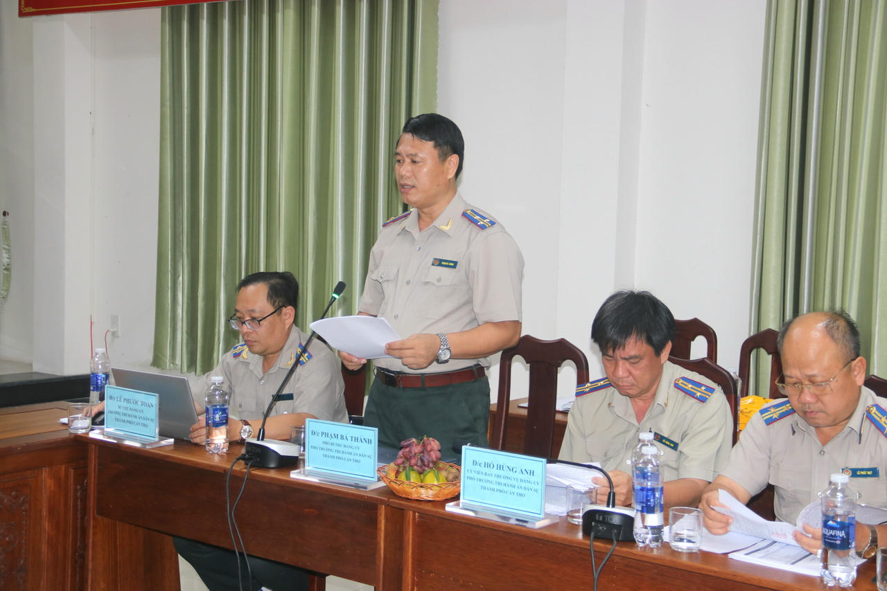 Ông Phạm Bá Thành – Phó Trưởng THADS TP Cần Thơ báo cáo Đoàn công tác