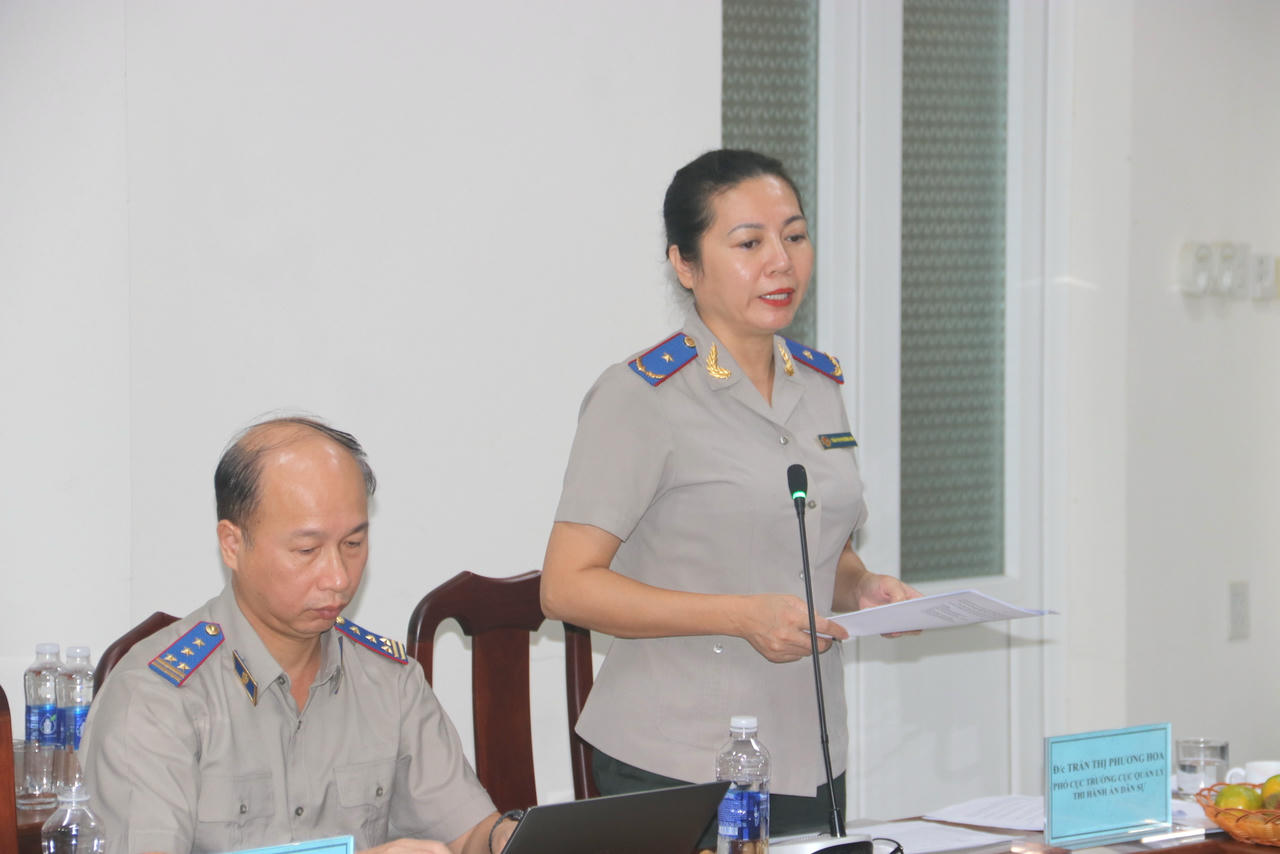 Bà Trần Thị Phương Hoa -  Phó Cục trưởng Cục Quản lý THADS (Bộ Tư pháp) đánh giá cao sự nỗ lực của THADS Cần Thơ