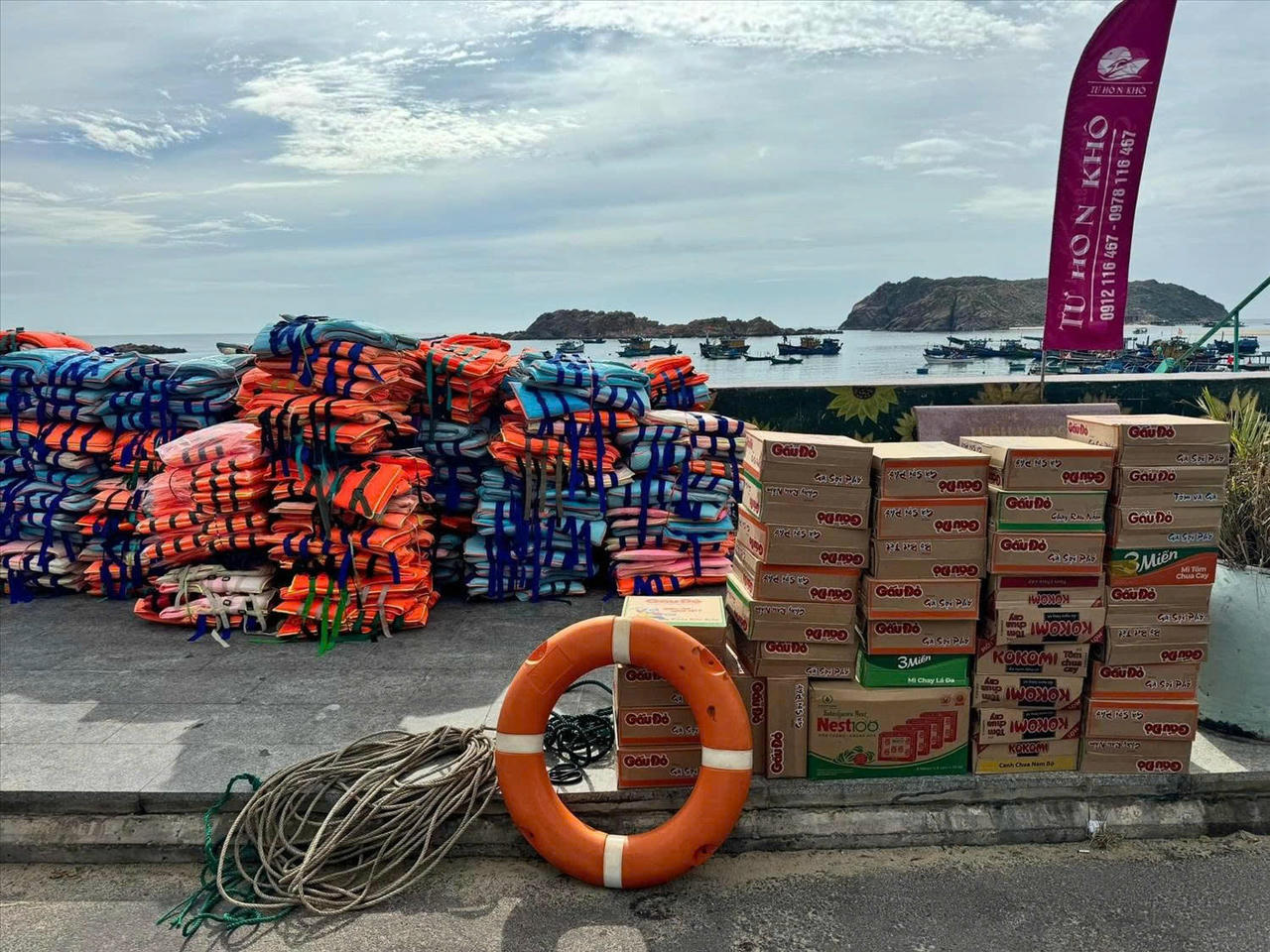 Hàng trăm chiếc áo phao và những thùng mì tôm, sữa được tập kết tại bến cảng sẵn sàng tiếp tế cho khúc ruột miền Trung đang oằn mình trong mưa lũ.