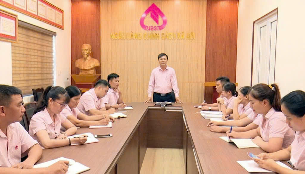 Giám đốc kiêm Bí thư chi bộ Đảng NHCSXH Diễn Châu , ông Nguyễn Văn Tuấn chủ trì cuộc họp cơ quan bàn triển khai nhiệm vụ cuối năm 2025.