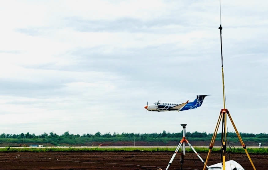 Kíp trực điều hành thực hiện bay kiểm tra, hiệu chuẩn tại Trung tâm KS TC-TS Tân Sơn Nhất.