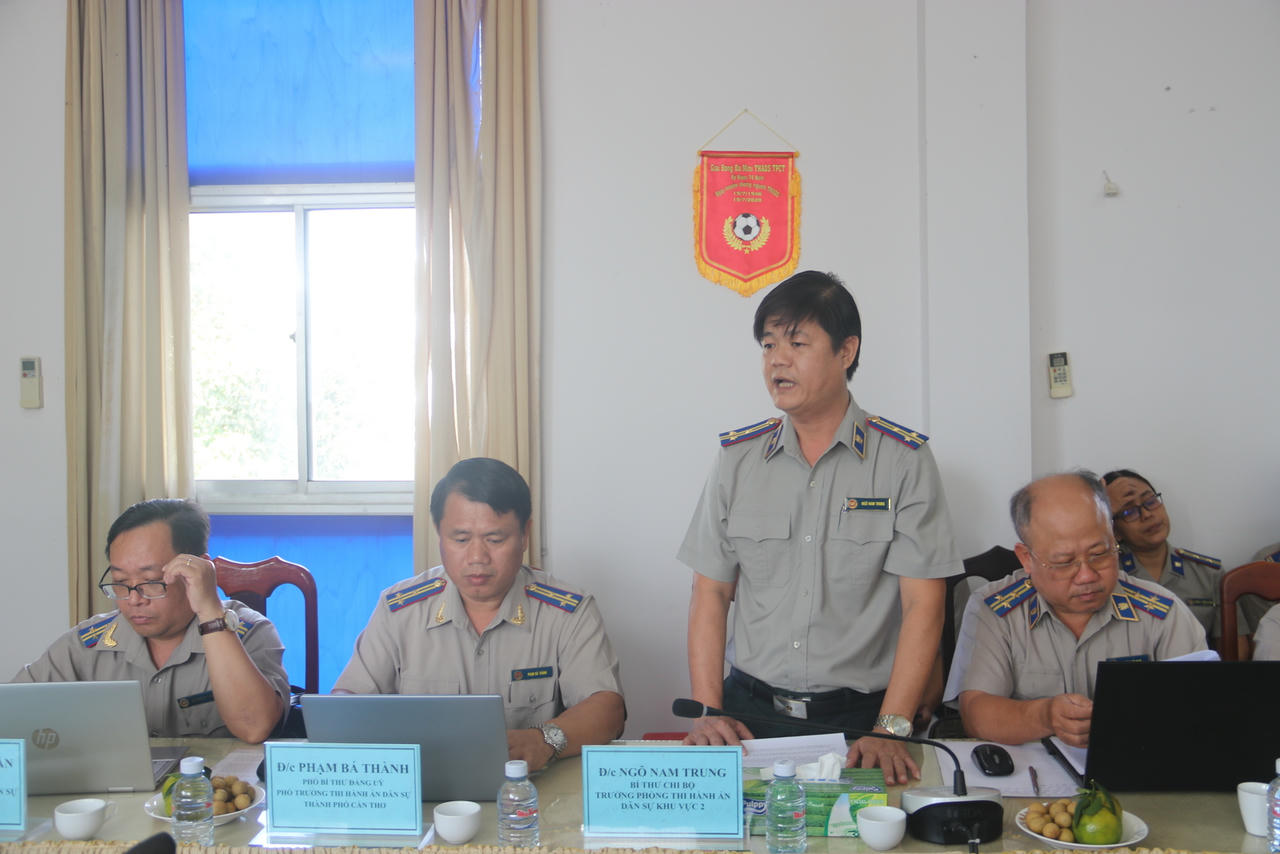 Ông Ngô Nam Trung – Trưởng Phòng THADS Khu vực 2 – Cần Thơ báo cáo với Đoàn công tác