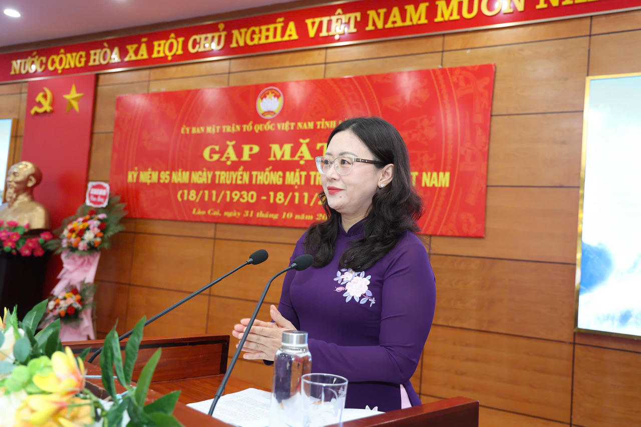 Bà Giàng Thị Dung - Phó Bí thư Tỉnh ủy, Chủ tịch UBMTTQ Việt Nam tỉnh Lào Cai phát biểu tại buổi gặp mặt.