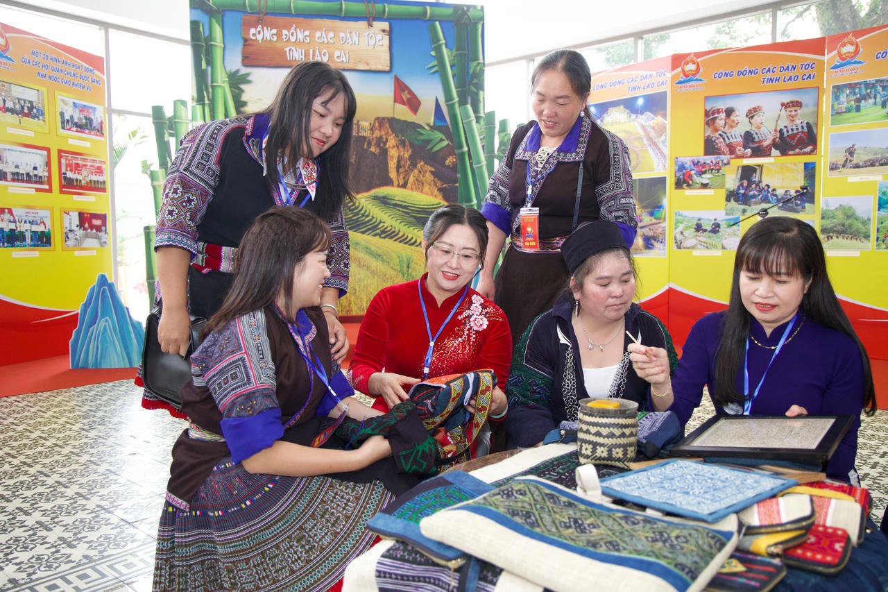 Các đại biểu tham quan không gian trưng bày tại Đại hội