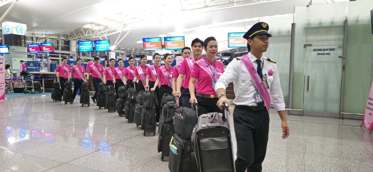  Chuyến bay màu hồng HeForShe Vietnam Airlines mang thông điệp bình đẳng giới sang đất nước mặt trời mọc
