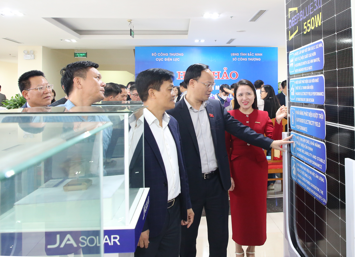 Phó Chủ tịch UBND tỉnh Bắc Ninh cùng các đại biểu tham quan gian trưng bày về sản phẩm năng lượng mặt trời tại hội thảo.

