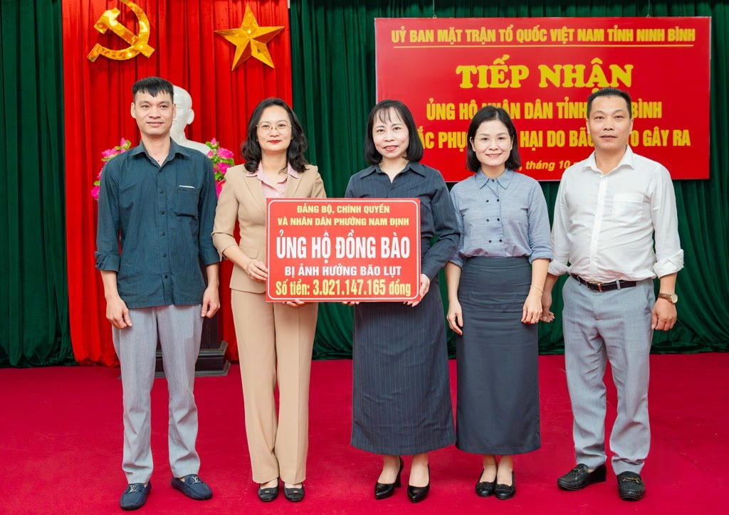 Đảng bộ, chính quyền và Nhân dân phường Nam Định, tỉnh Ninh Bình ủng hộ đồng bào bị ảnh hưởng bão lụt (Ảnh: Mai Phương)