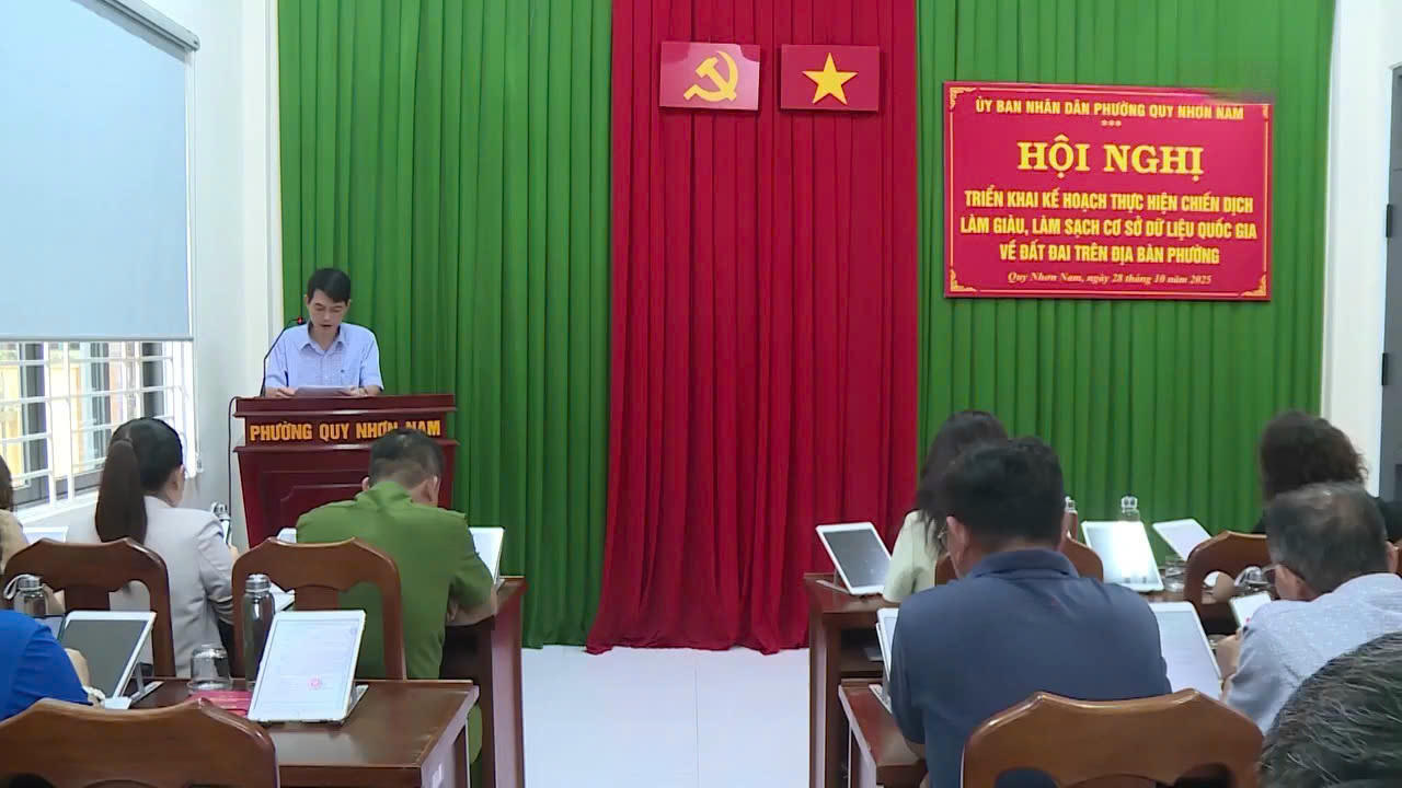 Quang cảnh Hội nghị triển khai kế hoạch thực hiện chiến dịch "90 ngày làm giàu, làm sạch cơ sở dữ liệu quốc gia về đất đai" tại UBND phường Quy Nhơn Nam