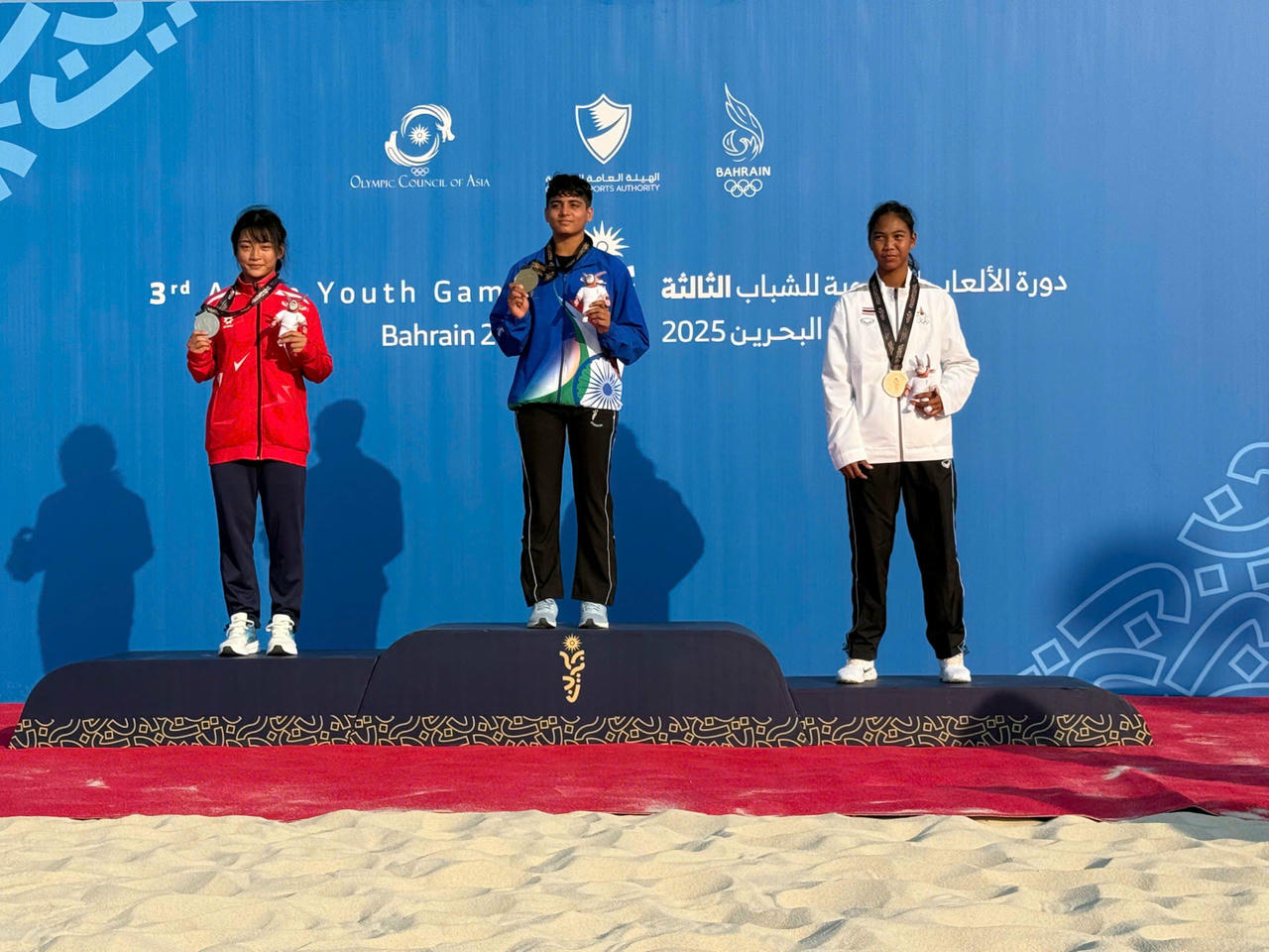 VĐV Bùi Ngọc Thảo Thơm (trái) giành HCB hạng cân 55kg nữ môn Vật bãi biển.