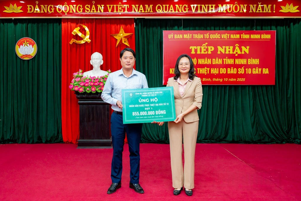 Phường Tây Hoa Lư, tỉnh Ninh Bình ủng hộ nhân dân khắc phục thiệt hại do cơn bão số 10 gây ra (Ảnh: Mai Phương)