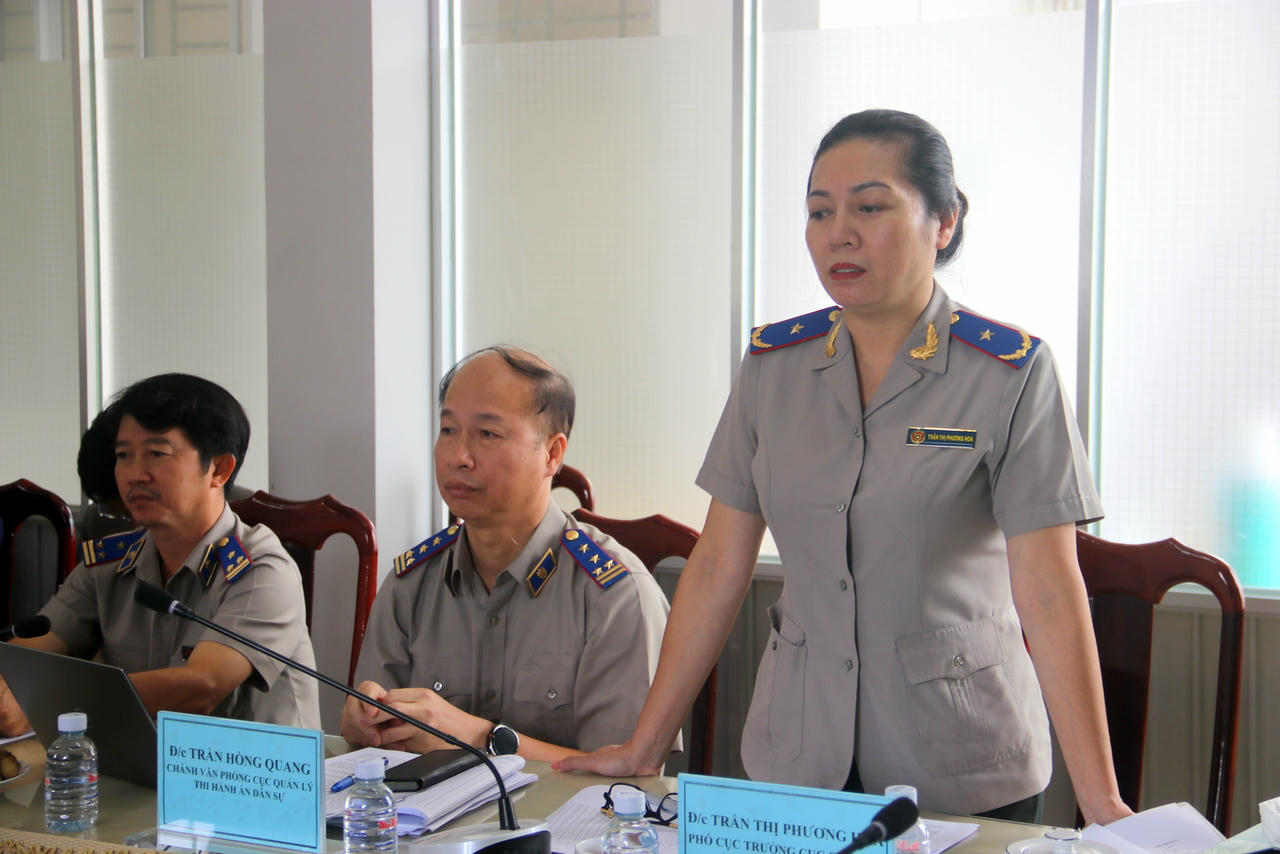 Bà Trần Thị Phương Hoa – Phó Cục trưởng Cục Quản lý THADS (Bộ Tư pháp) trao đổi với Phòng THADS khu vực 2 - Cần Thơ