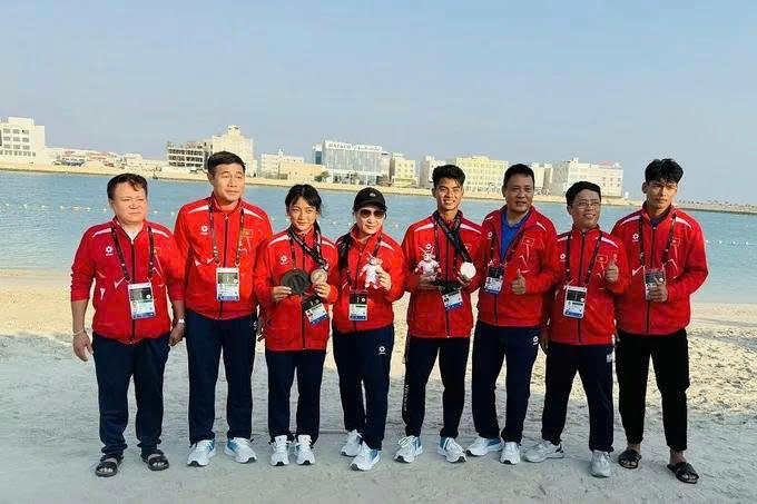 Đoàn thể thao Việt Nam chúc mừng các VĐV vật đã giành thành tích. Ảnh: Trung Thành 