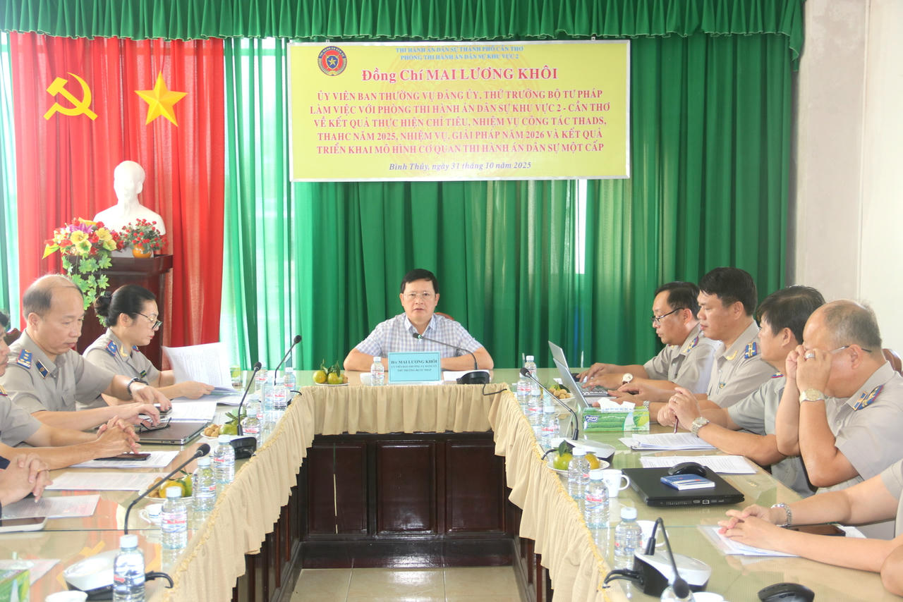 Quang cảnh buổi làm việc