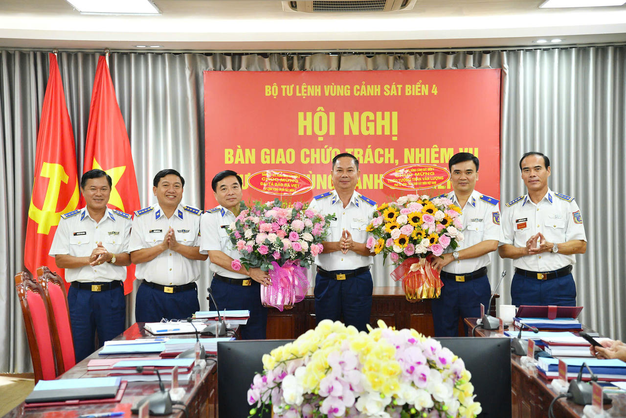 Các đồng chí trong Thường vụ Đảng ủy, Thủ trưởng Bộ Tư lệnh Vùng Cảnh sát biển 4 chúc mừng Thiếu tướng Trần Văn Lượng và Đại tá Đào Bá Việt.    