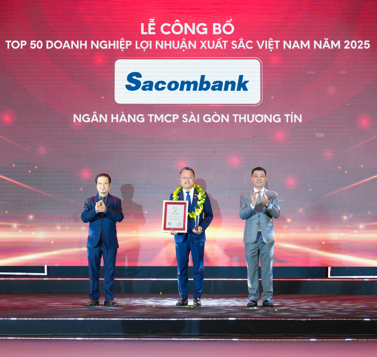 Đại diện Sacombank - ông Trần Anh Việt, Giám đốc Khu vực miền Bắc - nhận giải thưởng Top 50 doanh nghiệp lợi nhuận xuất sắc Việt Nam&nbsp;
