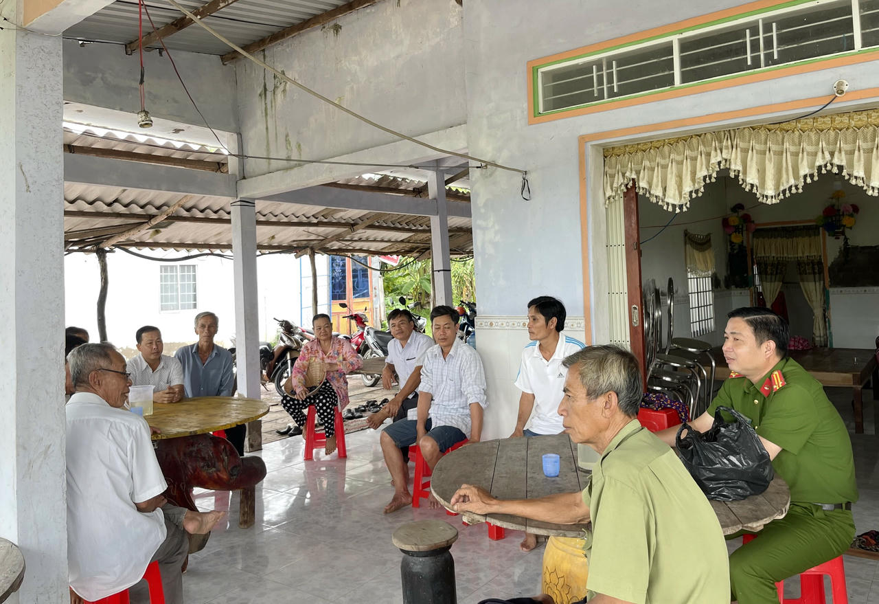 Công an xã trên địa bàn tỉnh Cà Mau tổ chức họp dân tuyên truyền, cảnh báo thủ đoạn trộm cắp và hướng dẫn biện pháp phòng ngừa.
