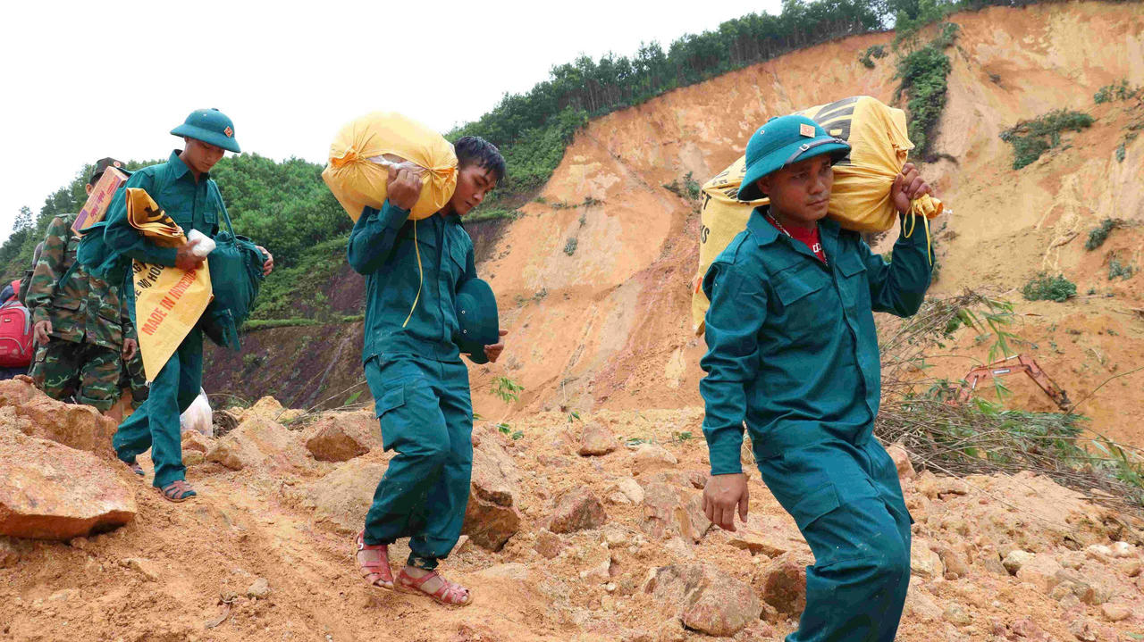 Lực lượng vũ trang giúp người dân tổng dọn vệ sinh, hỗ trợ sau lũ rút