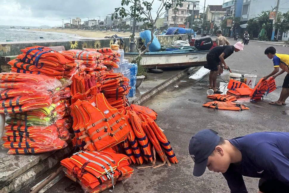 Những chiếc áo phao cứu sinh được người dân chuẩn bị cẩn thận bên bờ biển, sẵn sàng cùng các chuyến hàng cứu trợ vượt biển, vượt lũ đến với đồng bào miền Trung.