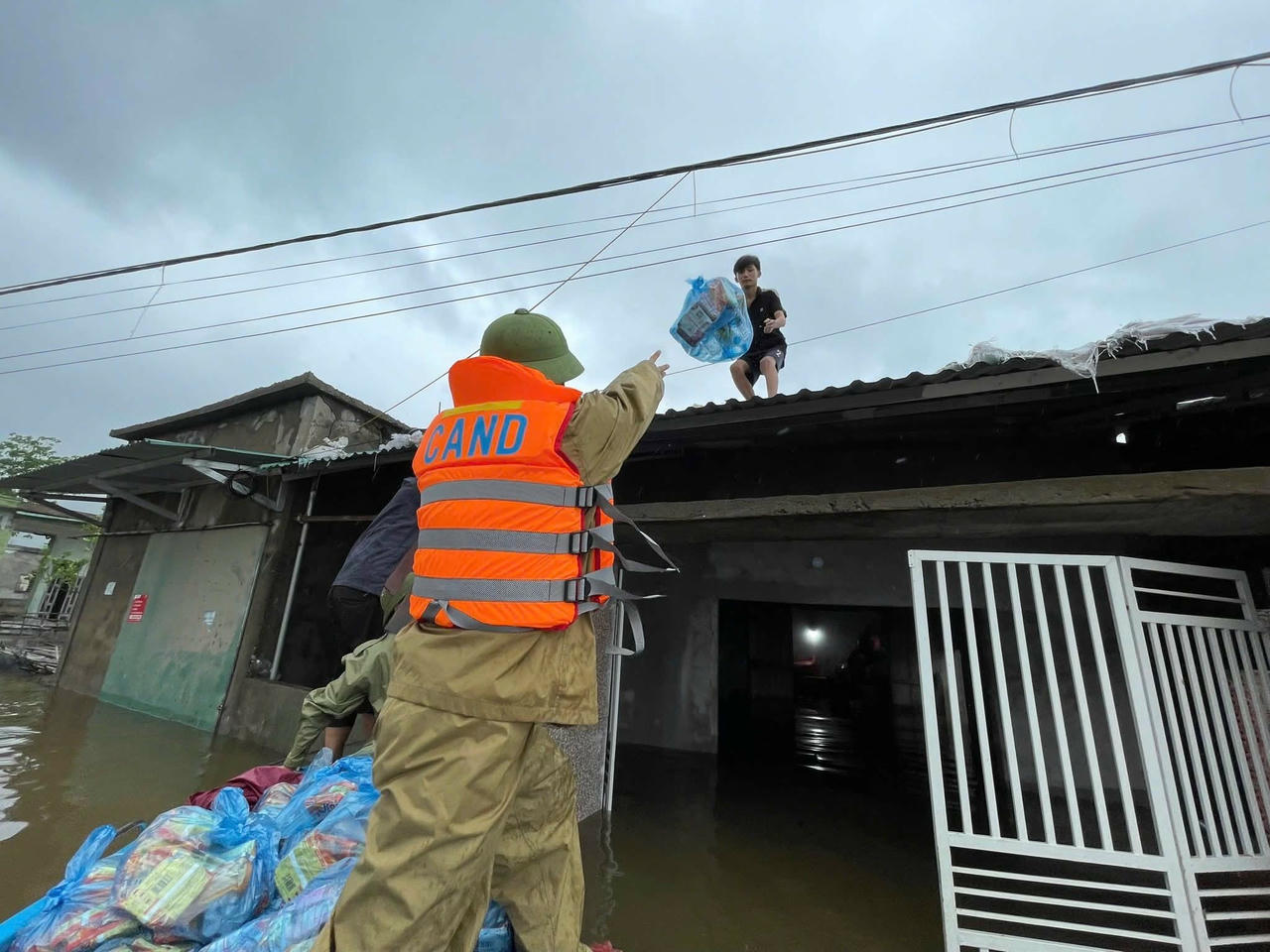 Công an phường Sông Trí hỗ trợ và phát nhu yếu phẩm cho người dân tại tổ dân phố Hải Thanh.