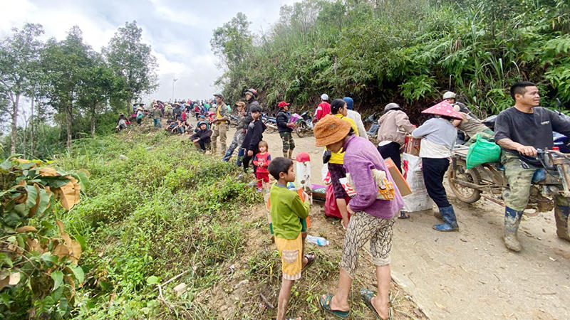 Quảng Ngãi: Băng rừng tiếp tế lương thực cho hơn 1.700 người bị cô lập ở xã Ngọc Linh 