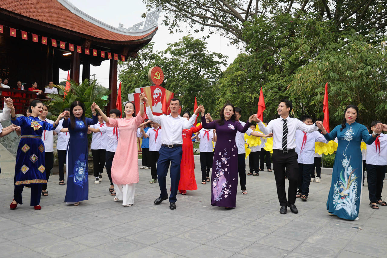 Đoàn đại biểu MTTQ Việt Nam tỉnh cùng thầy cô và học sinh Trường THCS Ngô Văn Sở múa xòe chào mừng Đại hội đại biểu MTTQ Việt Nam tỉnh Lào Cai.