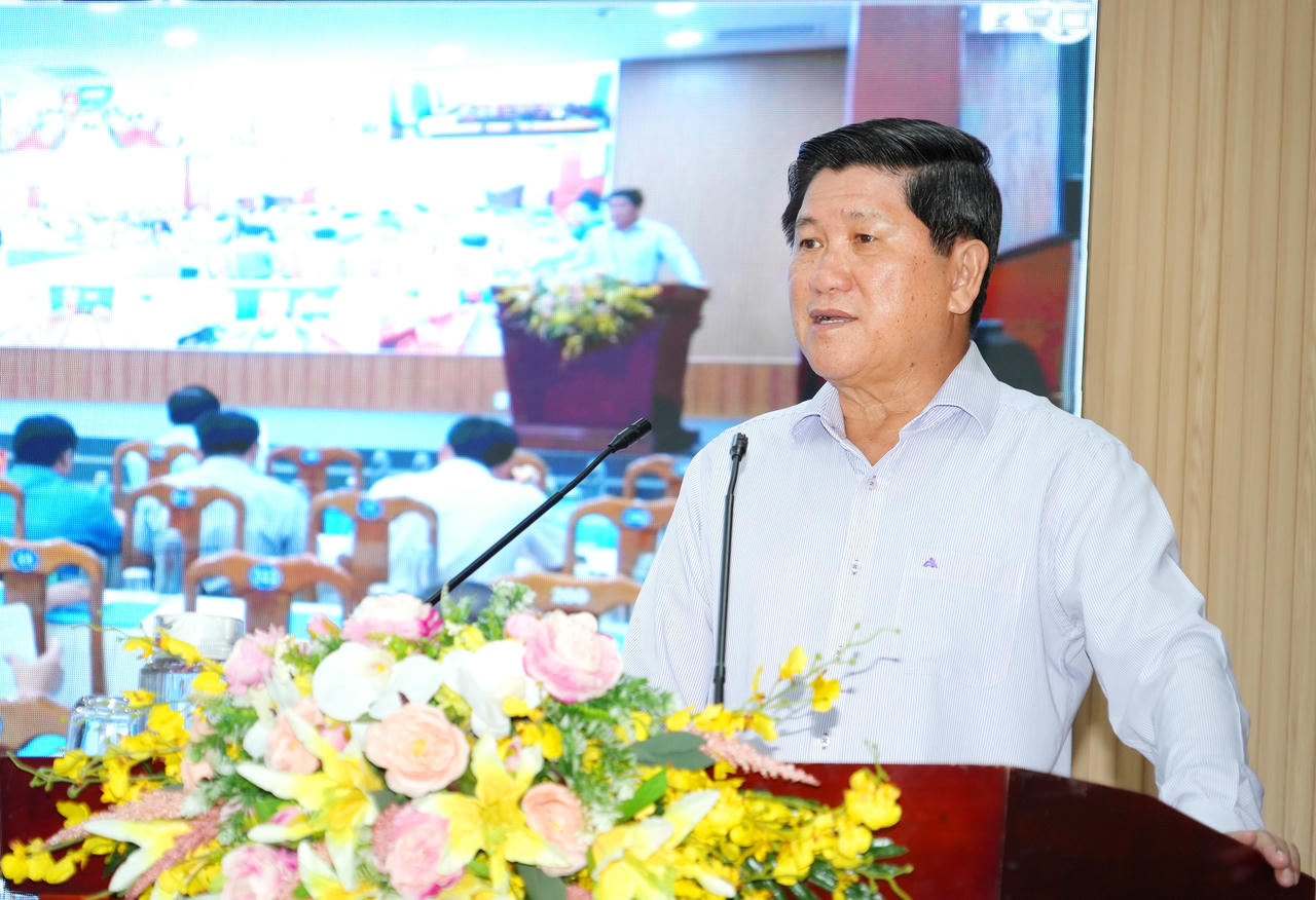 Ông Lê Văn Sử - Phó Chủ tịch UBND tỉnh Cà Mau phát biểu tại Hội nghị triển khai kế hoạch và bàn giải pháp nhân rộng mô hình nuôi tôm thẻ chân trắng siêu thâm canh tuần hoàn ít thay nước, an toàn sinh học (RAS-IMTA) với quy mô 1.500ha trên địa bàn tỉnh.
