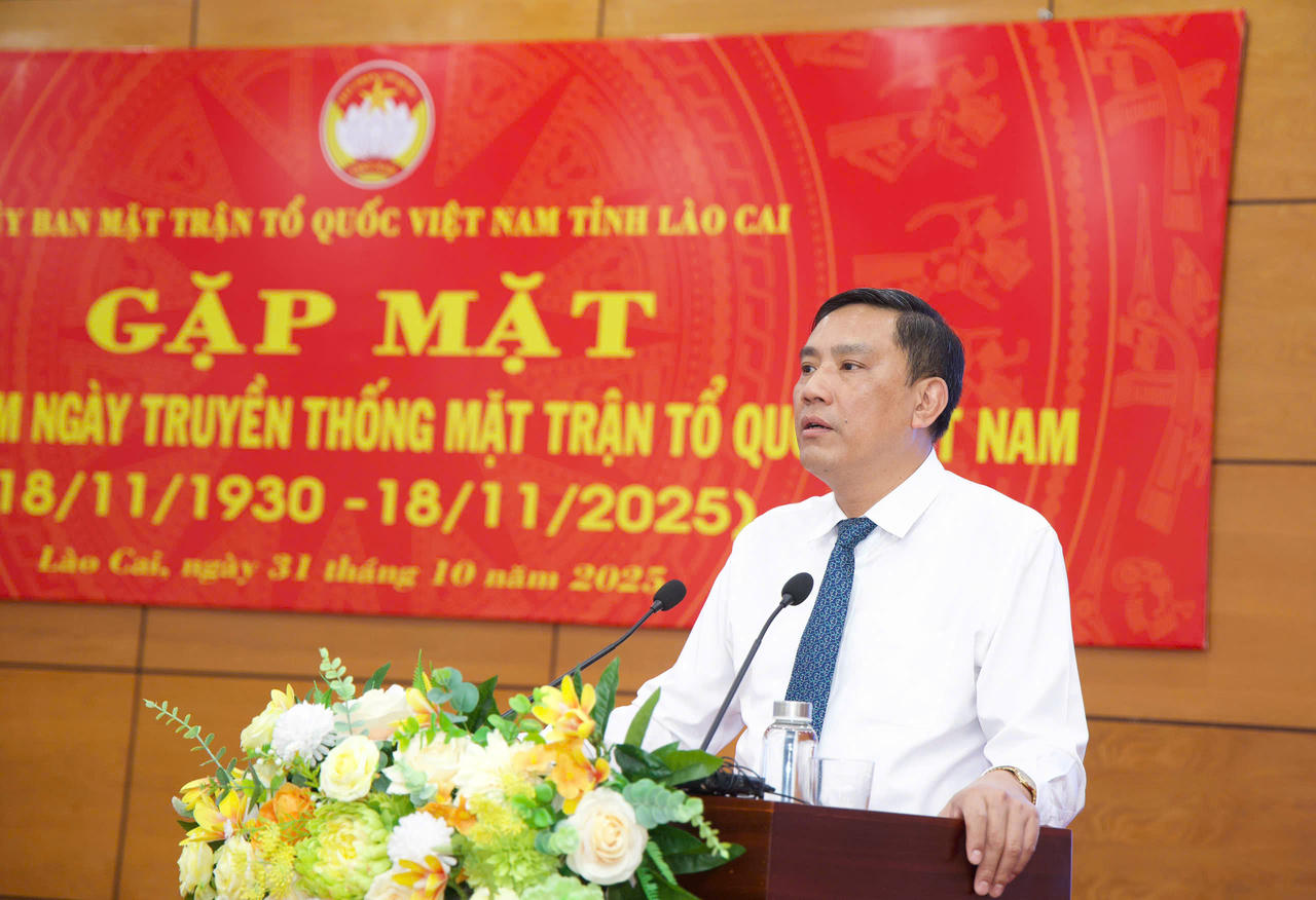 Ông Hoàng Giang – Phó Bí thư Thường trực Tỉnh ủy Lào Cai phát biểu tại buổi gặp mặt.