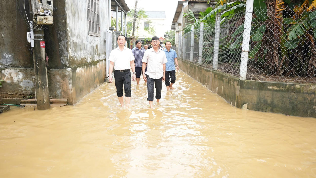 Chủ tịch UBND TP Huế kiểm tra, chỉ đạo khắc phục mưa lũ tại phường Thuận An