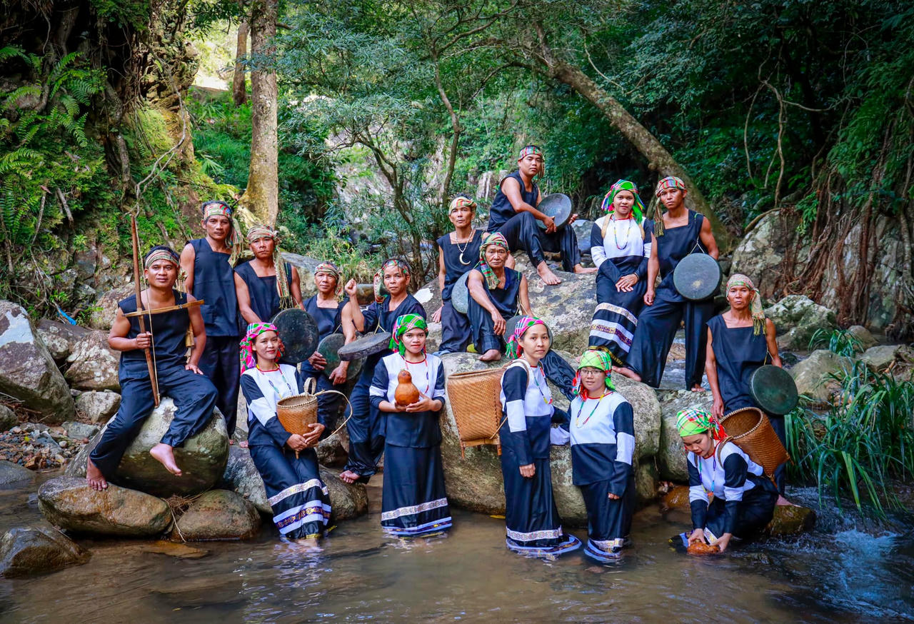 Đồng bào dân tộc thiểu số Lào Cai gìn giữ nét văn hóa truyền thống qua trang phục, nhạc cụ và sinh hoạt cộng đồng giữa thiên nhiên vùng cao. (Ảnh: Dương Toản)