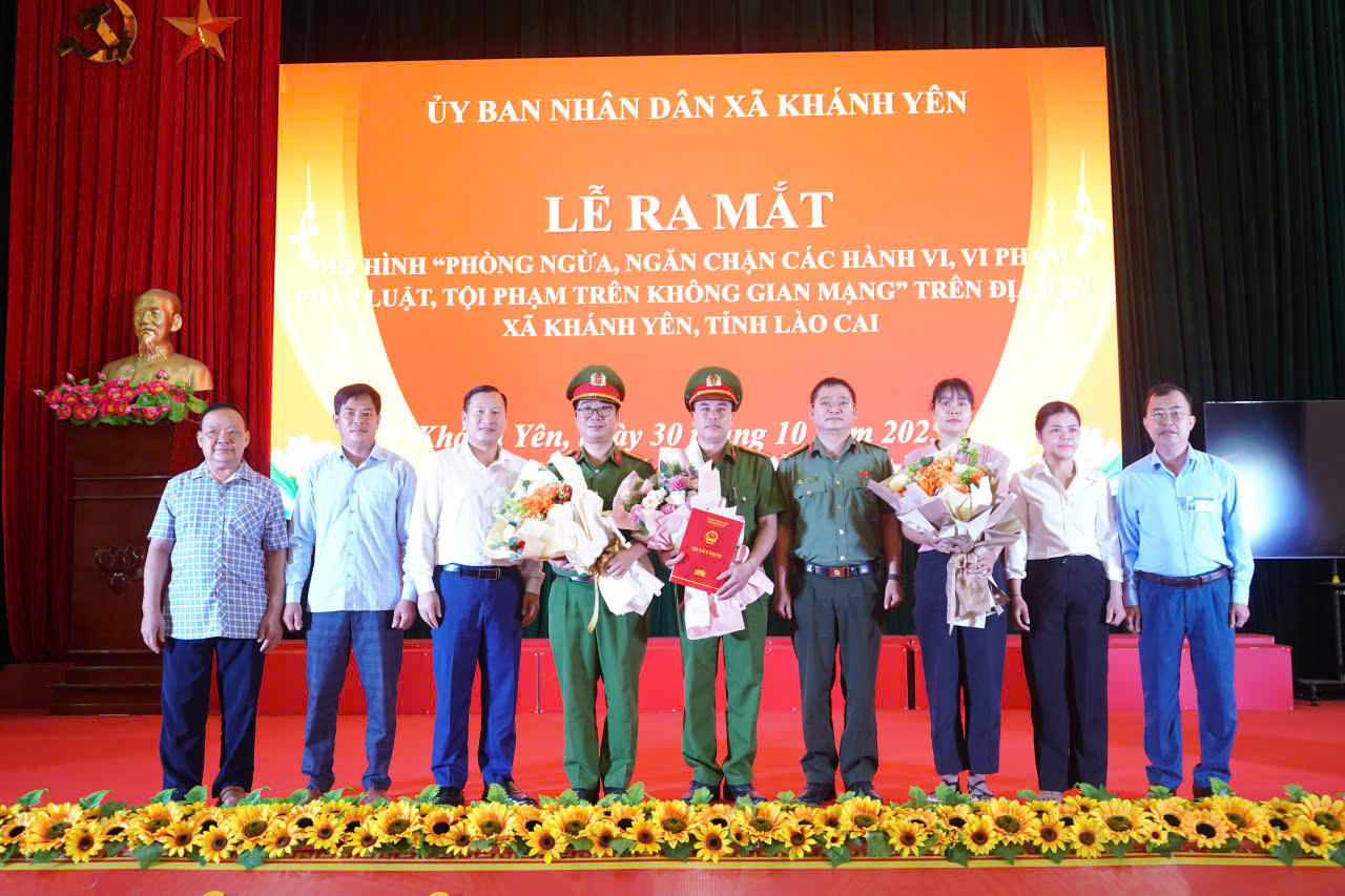 &nbsp;Tặng hoa chúc mừng lễ ra mắt mô hình