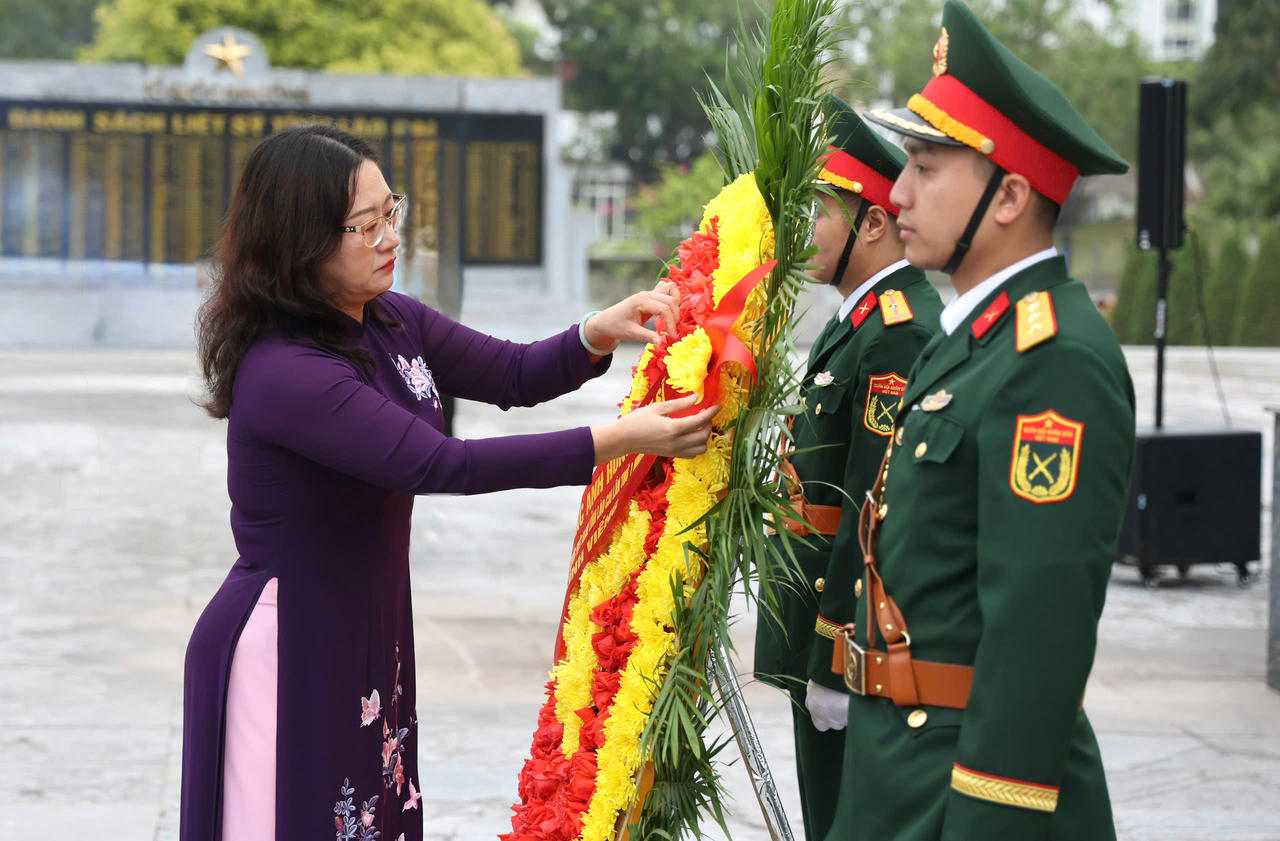 Đoàn đại biểu tỉnh Lào Cai bày tỏ lòng thành kính, tưởng nhớ công ơn các Anh hùng liệt sỹ.