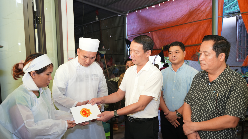 Chủ tịch UBND thành phố Phan Thiên Định gửi lời chia buồn sâu sắc và động viên gia đình vượt qua nỗi đau, sớm ổn định cuộc sống.