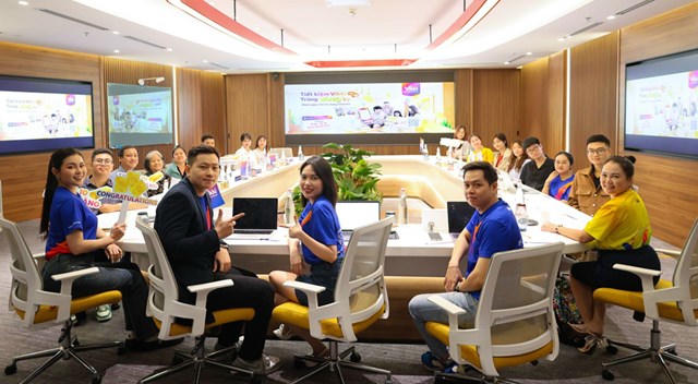 Vikki sẽ tổ chức livestream quay số may mắn “Siêu khuyến mại vàng mỗi tuần” để tìm ra những chủ nhân của chỉ vàng giá trị.  