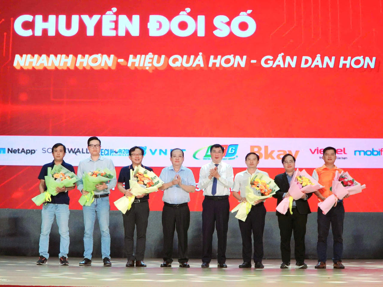 Lãnh đạo tỉnh An Giang, lãnh đạo Sở Khoa học và Công nghệ tặng hoa cho các nhà tài trợ.