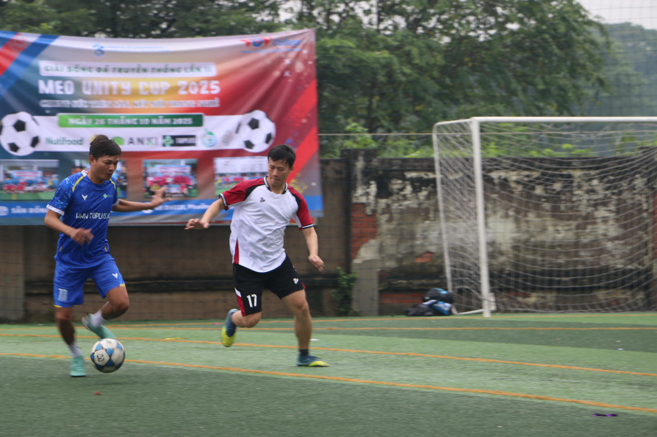 Một pha đi bóng đẹp trên sân trong trận đấu giữa đội Anki và Toplus.&nbsp;