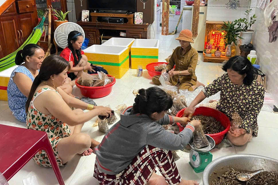 Tỉ mỉ đóng gói từng túi cá rim vào các thùng xốp, gửi gắm tình cảm và sự sẻ chia đến những mái nhà đang ngập trong lũ dữ ở miền Trung.