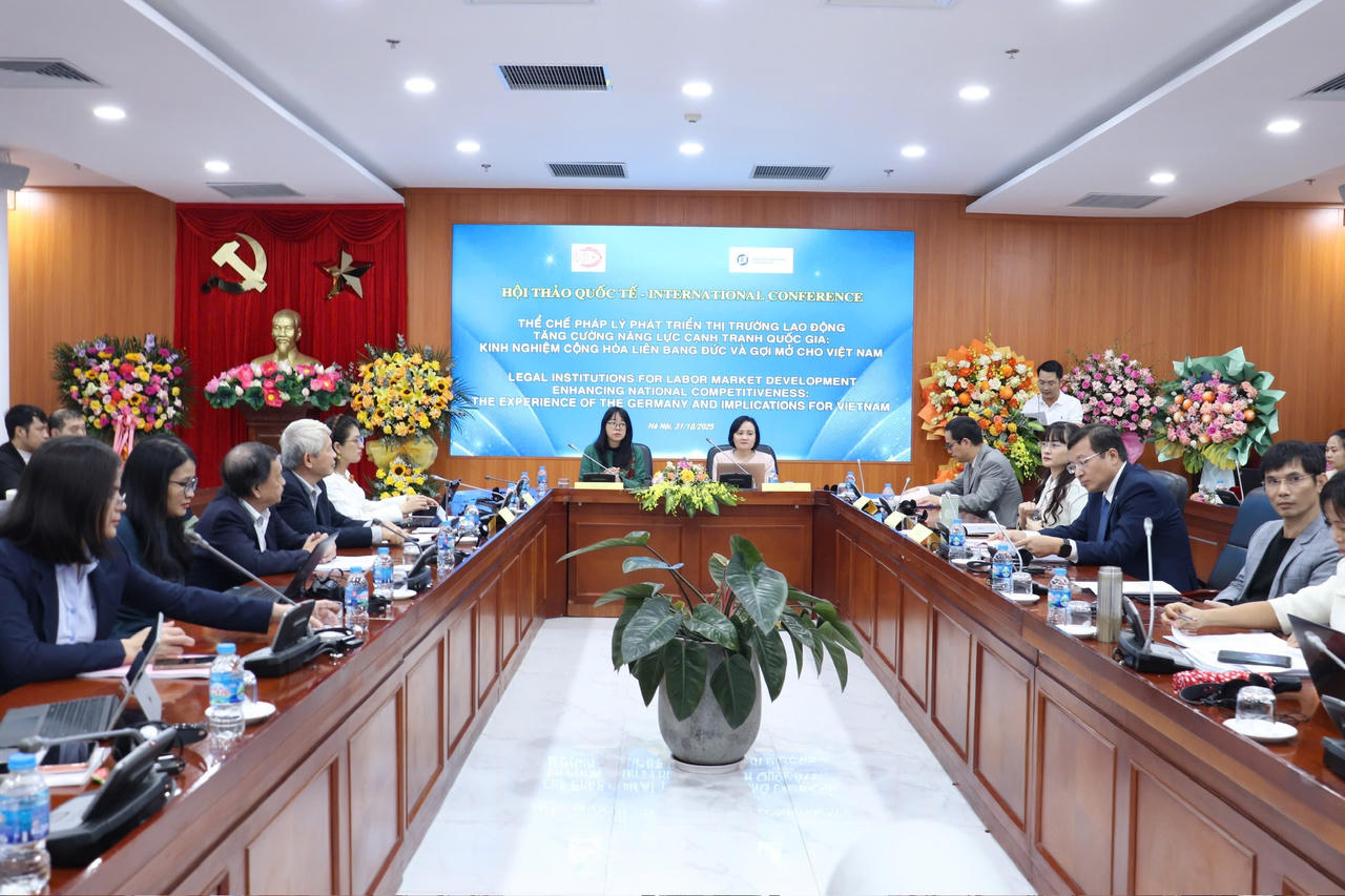 TS. Phạm Thị Thuý Nga, Viện trưởng Viện Nhà nước và Pháp luật và TS. Nguyễn Linh Giang, Phó Viện trưởng Viện Nhà nước và Pháp luật đồng chủ trì Hội thảo.