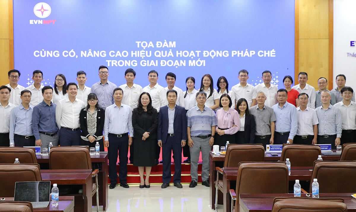 Tập thể các khách mời, lãnh đạo EVNNPT và các đại biểu liên quan tham dự Toạ đàm hưởng ứng ngày Pháp luật Việt Nam 2025