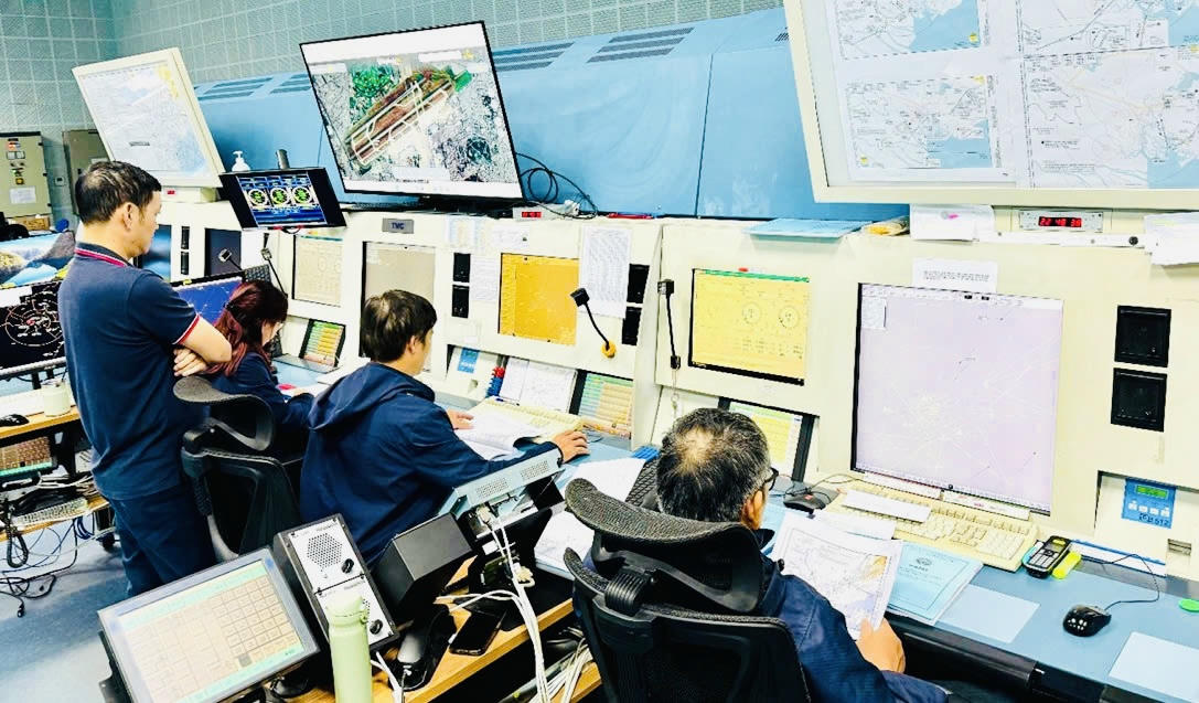 Tổ bay thực hiện nhiệm vụ kiểm tra, hiệu chuẩn và đánh giá phương thức bay tại sân bay Long Thành.