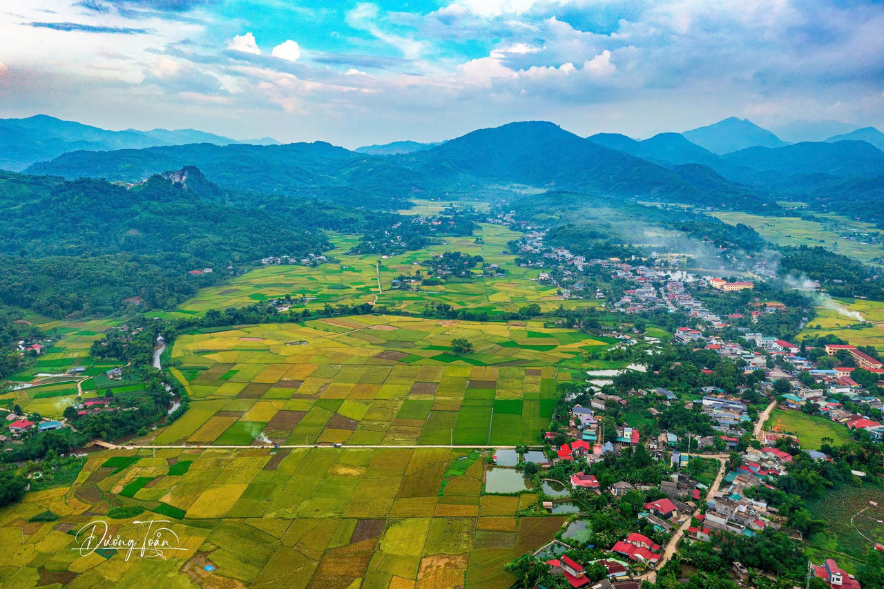 Diện mạo nông thôn miền núi đổi thay từng ngày, hạ tầng cơ sở được đầu tư đồng bộ, niềm tin của người dân vào chủ trương, chính sách của Đảng và Nhà nước ngày càng được củng cố. (Ảnh: Dương Toản)