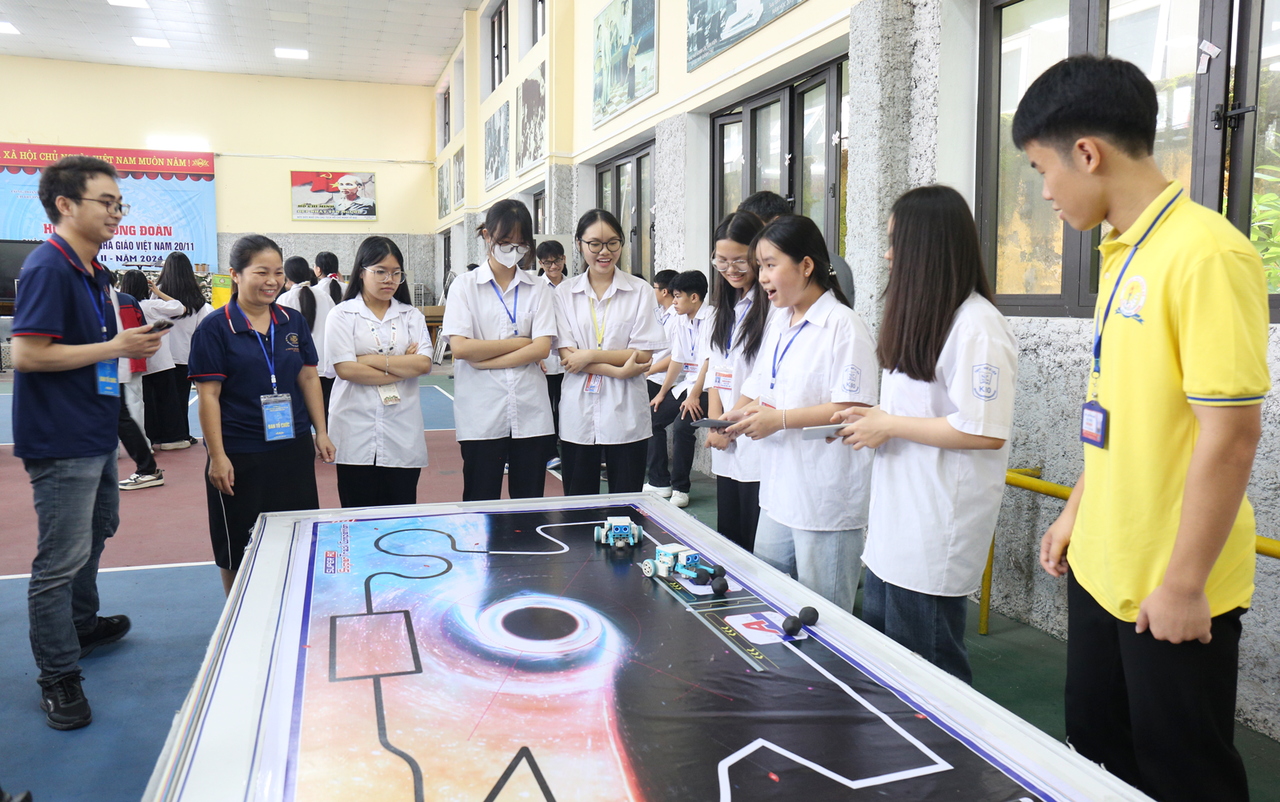 Các em học sinh hào hứng tham gia trải nghiệm vận hành robot tại Ngày hội.

