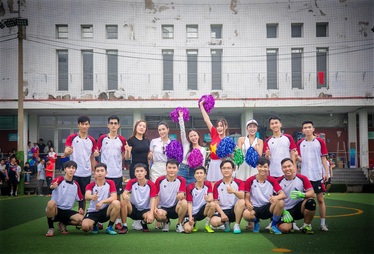 Đội bóng Anki chụp ảnh lưu niệm cùng các Hoa hậu, người mẫu đến cổ vũ cho giải đấu.