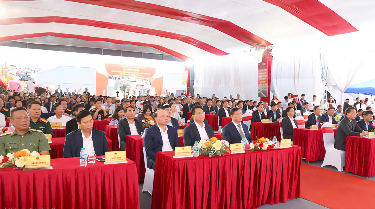 Quang cảnh buổi lễ khởi công.