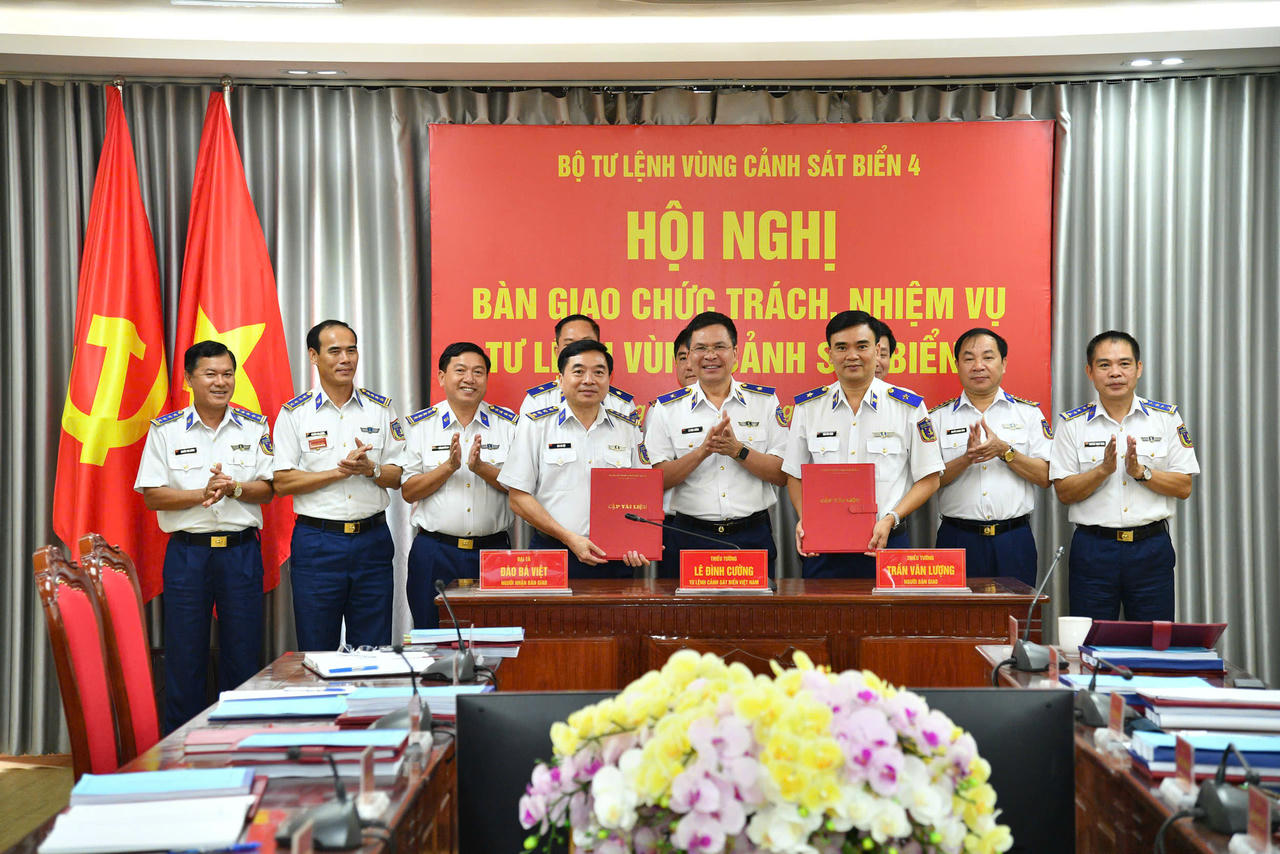 Thiếu tướng Trần Văn Lượng và Đại tá Đào Bá Việt trao nhận biên bản bàn giao