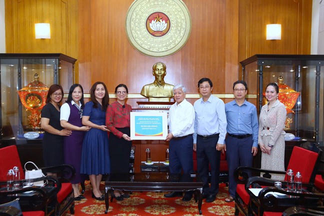 Tiếp tục vận động, ủng hộ đồng bào bị thiệt hại do mưa lũ gây ra