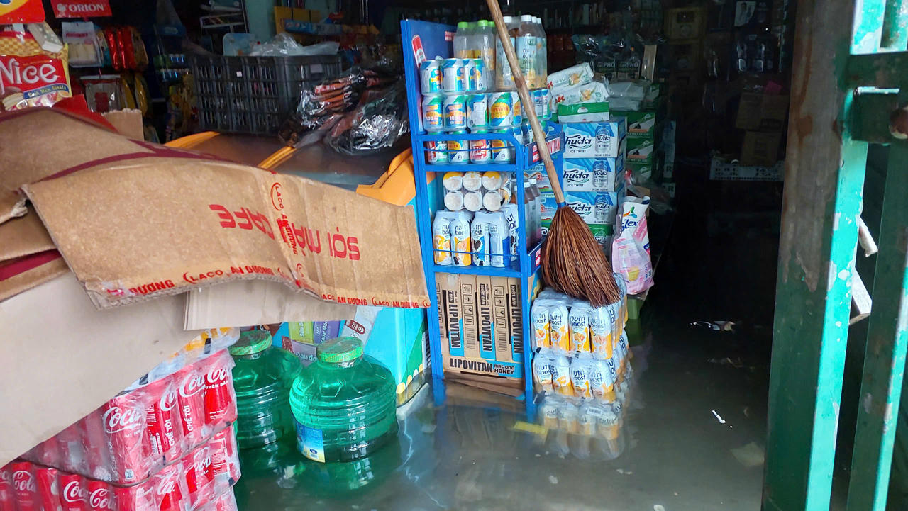 Nước lên nhanh khiến người dân trở tay không kịp.